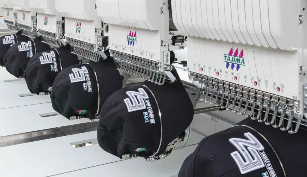 Broderie sur casquettes avec une machine multi-têtes